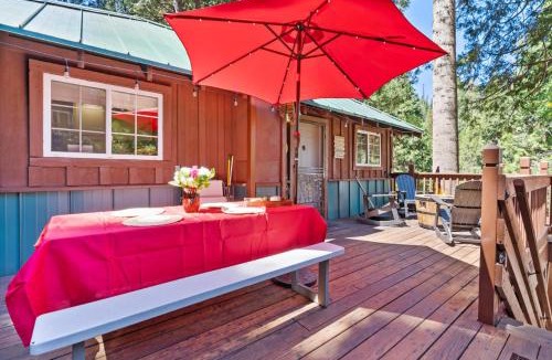 Sugar Pine House | Lewis Creek cabin near Yosemite king beds