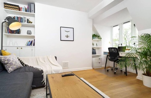 Victoria Apartment | Light Spacious Apartment in Victoria Park Village
