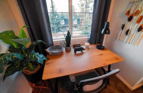Woodlands House | Lincoln Log Cabin | Renovated | Near Attractions