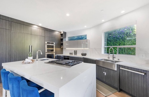 Carthay Circle Villa | Lindenhurst - Warm Conventional Home on a Prime Location