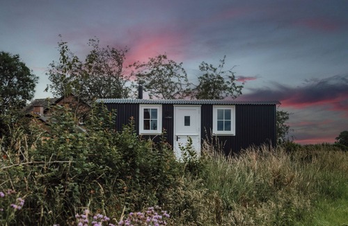 Penrith Cottage | LING FARM RETREAT, romantic, with hot tub in Penrith