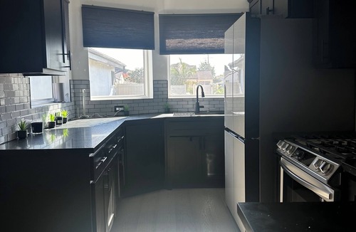 Del Aire House | Live like a Hollywood superstar. Right next to LAX, SoFi Stadium, and beaches.