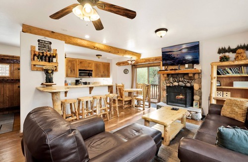 Big Bear Cabin | Living Log Cabin Retreat w/Hot Tub in Big Bear