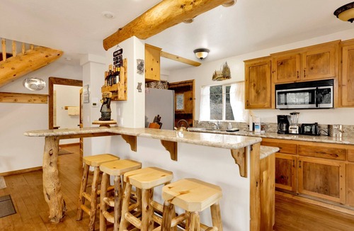 Big Bear Cabin | Living Log Cabin Retreat w/Hot Tub in Big Bear