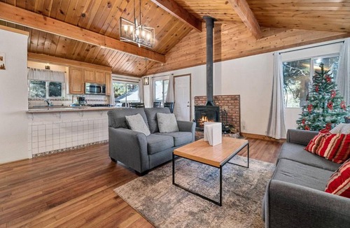 Sugarloaf House | Lobo's Den