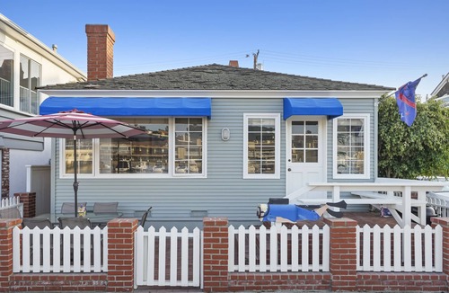 Balboa Island House | Location, Beach and Boardwalk for this classic beach cottage