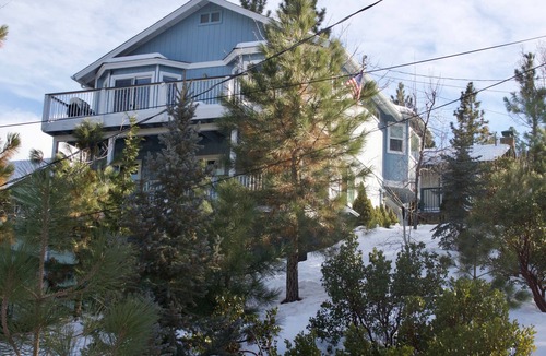 Big Bear Lake House | LOCATION LOCATION LOCATION! Perched above village - 5min walk!