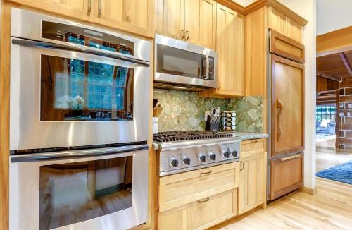 Redwood City House | Log-Cabin Home Retreat - Walk to Restaurants Trails Hiking & Biking