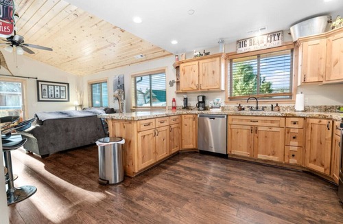 Woodlands Cabin | Log Cabin W/Spa-A/C -Pool Table & Sauna