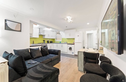 Stratford and New Town House | London 3 Bedroom Cosy Clean Home Sleeps 6 Stratford Excel Modern