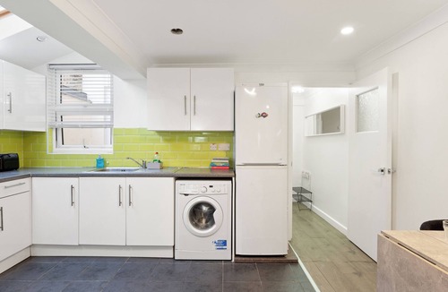 Stratford and New Town House | London 3 Bedroom Cosy Clean Home Sleeps 6 Stratford Excel Modern