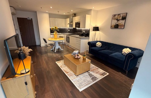 Collier's Wood Apartment | London Bliss Apartment - Cozy Stay with City Views