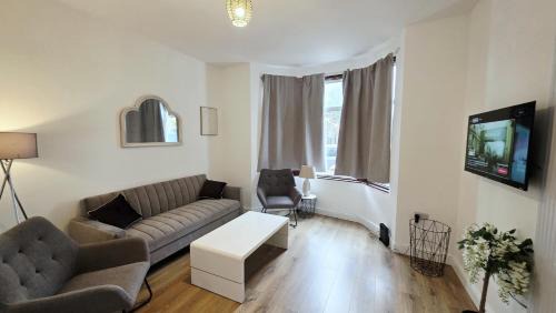 Plaistow South House | London House, Private loft and Rooms near Excel London