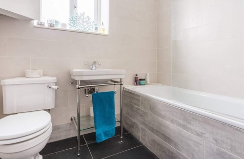 Addison Apartment | Long Stay Discounts - Lovely 2bed, Shepherd's Bush