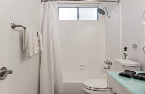 Wilshire House | Los Angeles charming big house, king bed, parking, EV