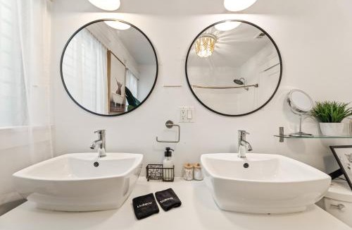 Wilshire House | Los Angeles charming big house, king bed, parking, EV