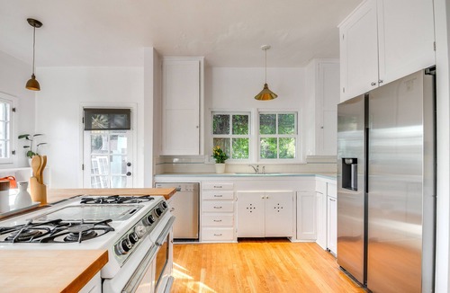 Mid-Wilshire House | Los Angeles Home w/Patio, 5 Mi to Downtown!