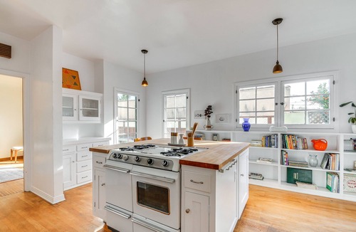 Mid-Wilshire House | Los Angeles Home w/Patio, 5 Mi to Downtown!
