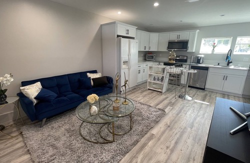 West Hills House | Lovely 1BDRM Home in West Hills