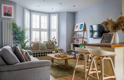 Ferndale Apartment | Lovely 2 bed ground floor apartment + huge garden