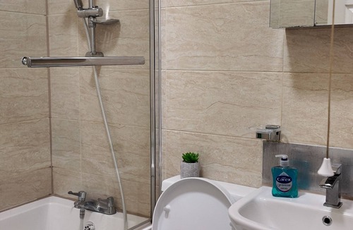 Somers Town Apartment | Lovely 2-bedroom apartment with AC in vibrant LondonHW1A