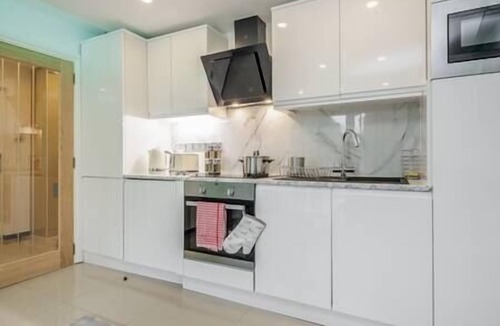 Mapesbury Apartment | Lovely 2-Bedroom Condo With Balcony and Park View