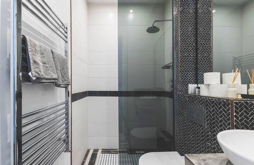Earl's Court Apartment | Lovely 2BR flat in Kensington, 2 minutes tube