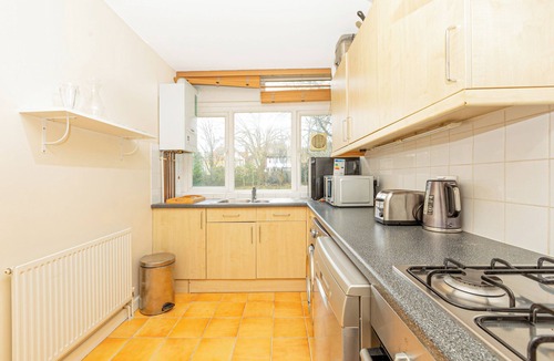 Childs Hill Apartment | Lovely 2BR flat w balcony, Golders Green tube 5min