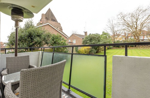 Childs Hill Apartment | Lovely 2BR flat w balcony, Golders Green tube 5min