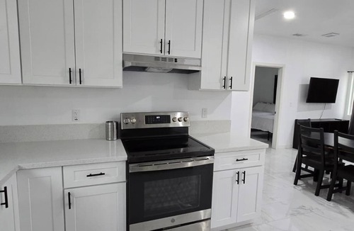 Riverside House | Lovely 3-bedroom house, 5 beds, Sleeps 10 with AC, FREE coffee & laundry