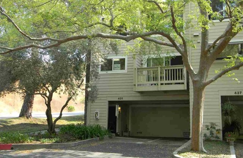 Moraga House | Lovely 3-Bedroom Townhouse with Pool
