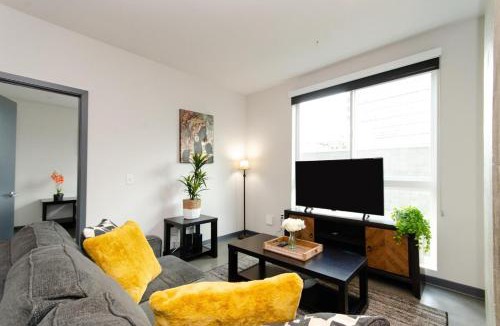 Historic Core Apartment | Lovely 3BR Apt With Balcony And Rooftop Pool Plus Views