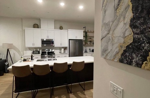 Platinum Triangle House | Lovely 4 bedroom close to Disney and Stadiums