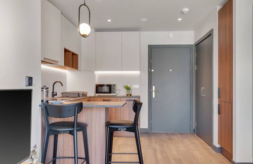 Tokyngton Apartment | Lovely apartment for 2 people with WIFI, TV and terrace