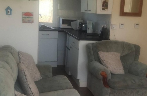 Sandown Ski Chalet | Lovely chalet in the Isle of Wight, sleeps 6 ref 97009S