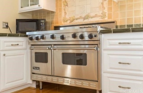 Seaside Cottage | Lovely cottage 2 miles from the beach in quiet neighborhood