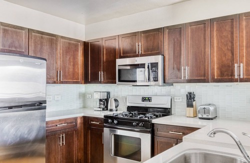 City West Apartment | Lovely Downtown 1BR w/Pool, W/D & Gym, near 7th St Metro, by Blueground