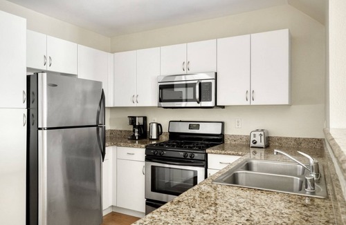 Del Aire Apartment | Lovely El Segundo 1BR w/ Den, Pool & Lounge, near LAX, by Blueground