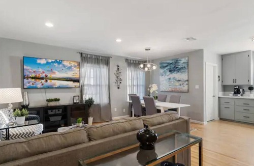 Northridge House | Lovely Entire Home in Sherwood Forerest near CSUN