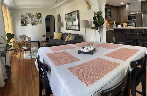 Lincoln Acres House | Lovely house in the suburbs! Privacy & comfort!