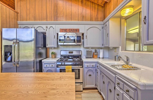Yosemite Forks Cabin | Lovely Oakhurst Cabin w/Deck & Mtn Views!