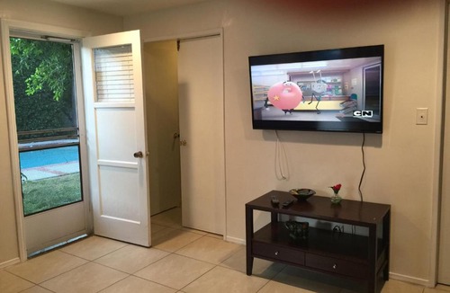 Van Nuys House | Lovely One Bedroom with a Pool