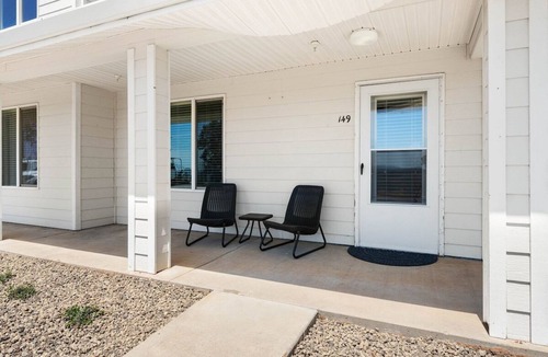 Paradise Apartment | Lovely Pet Friendly 2bd/2ba w/Private Entrance, On Site Laundry & Dedicated Parking