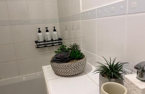 West Molesey House | Lovely Room with Garden View & Free Street Parking nr Hampton Court