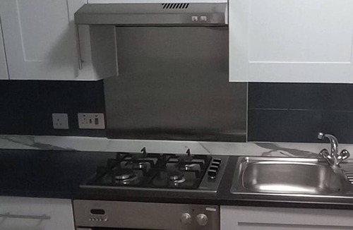Bonnington Apartment | Lovely spacious double bed sleeps 8