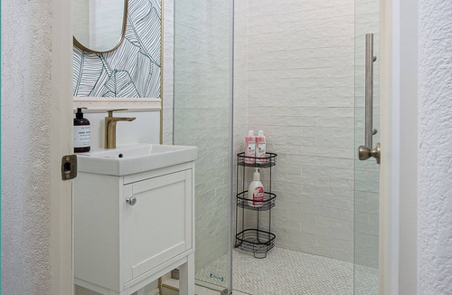 Rampart Village Apartment | Lovely Studio in LA, minutes to downtown!