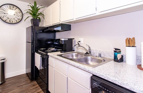 Colton Apartment | Lovely Studio☑ King Bed♚ Clean ✪ Comfortable✿