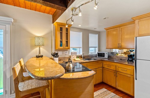Old Towne House | Lovely two-story condo with beachfront access, ocean views & washer/dryer