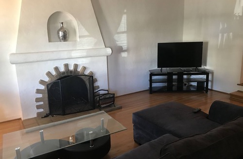 Beverly Grove House | Lovely vintage apt @ the heart of the city in a beautiful safe neighborhood
