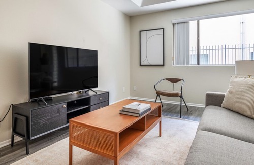 Hollywood Apartment | Lovely West Hollywood 2BR, close to bars, restaurants, TJ, by Blueground